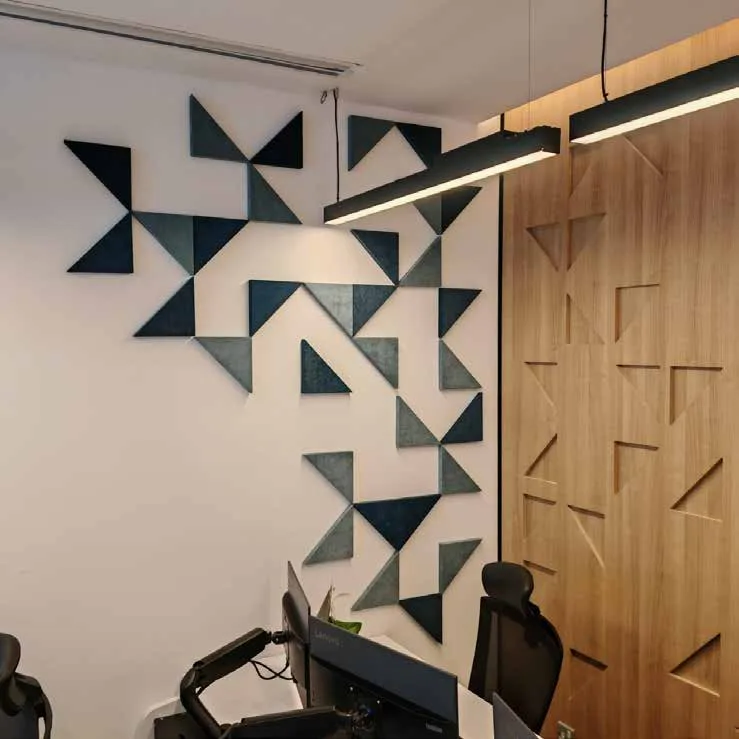 مساحة داخلية بكسوة جدارية ومقاعد مدمجة